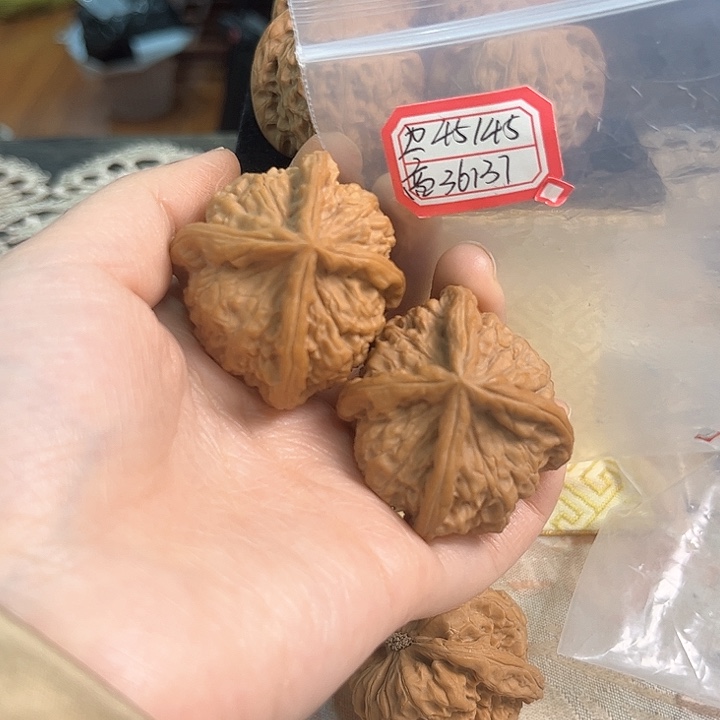 文玩核桃把件红狮子头三棱
