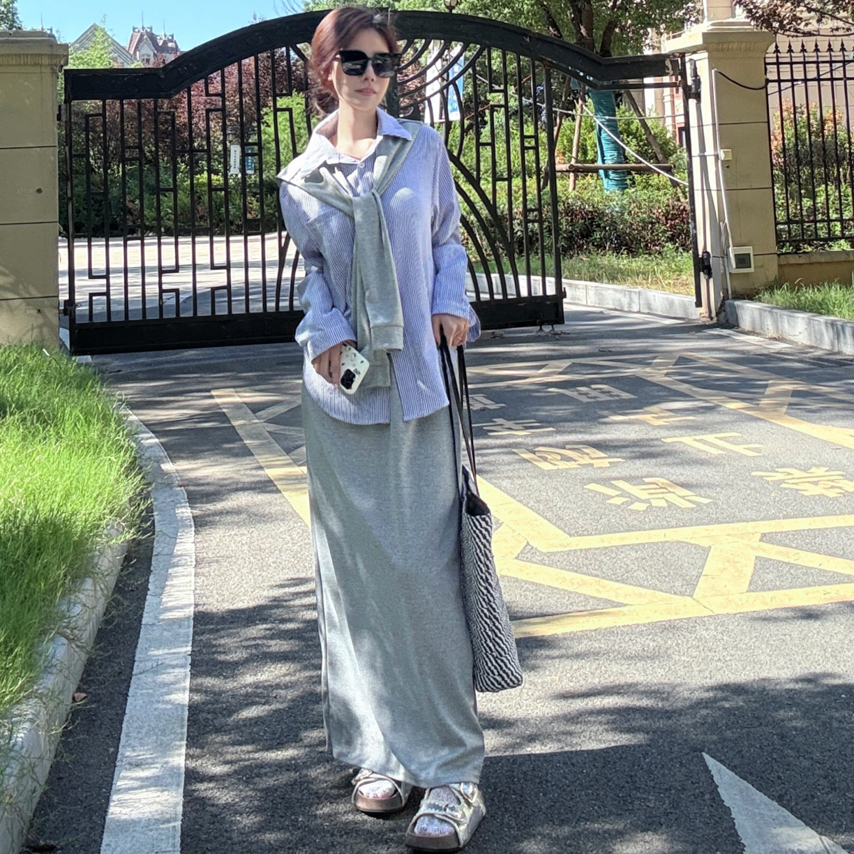 【丢丢专属】韩版宽松条纹衬衫搭配披肩与休闲后开衩半身裙套装