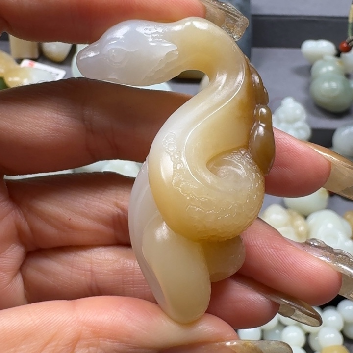 和田玉颈饰未镶嵌大*?