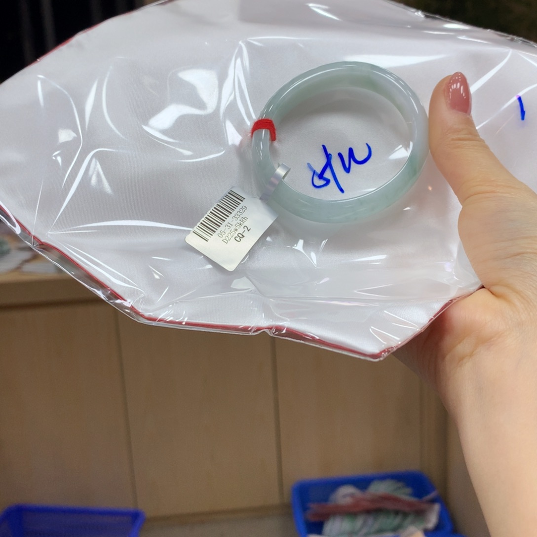 翡翠手镯未镶嵌不退不换