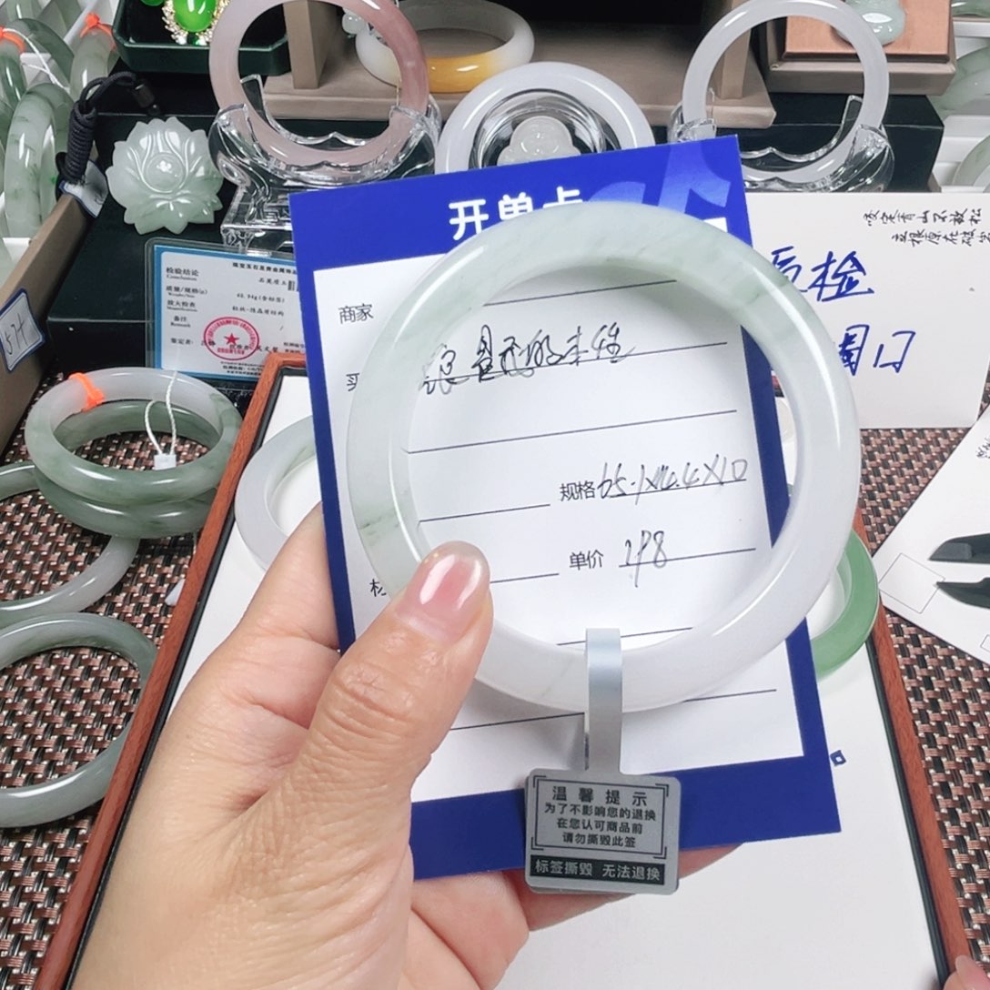 善***性石英质玉未镶嵌手镯