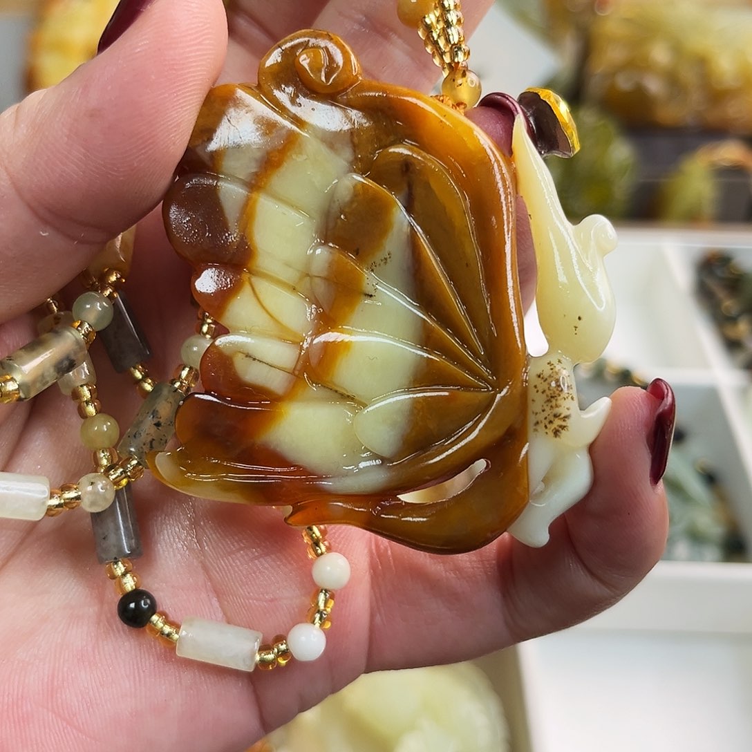 蛇纹石玉颈饰未镶嵌