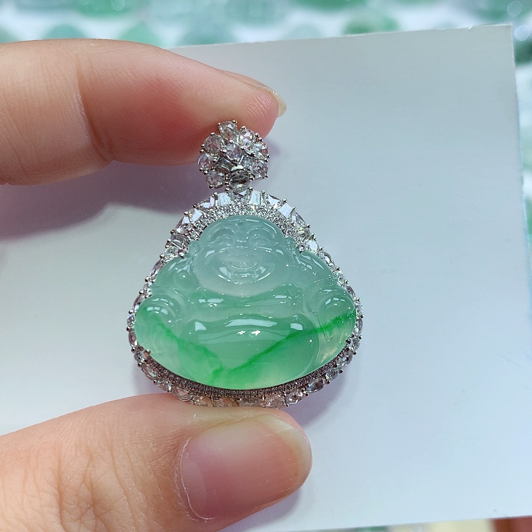 柠***檬颈饰18K金镶嵌翡翠佛