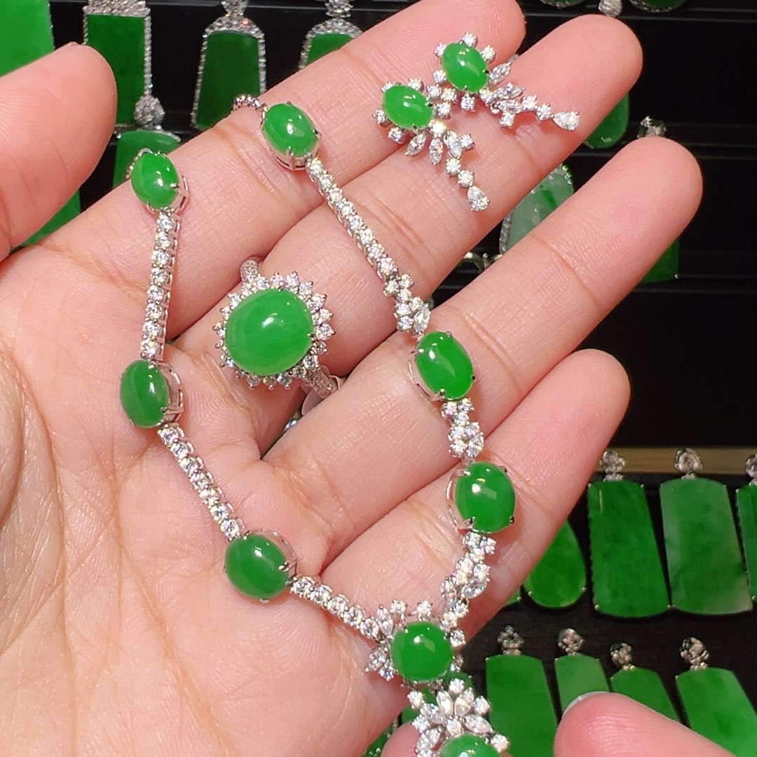 翡翠吊坠(不含链)18K金镶嵌