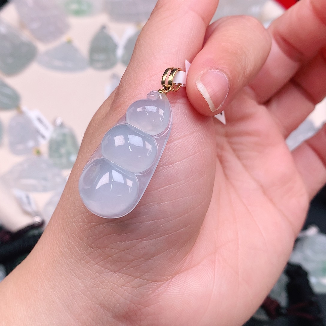 翡翠颈饰18K金镶嵌冰胶蓝豆子