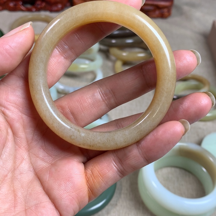 花***趣和田玉（糖玉）未镶嵌手镯