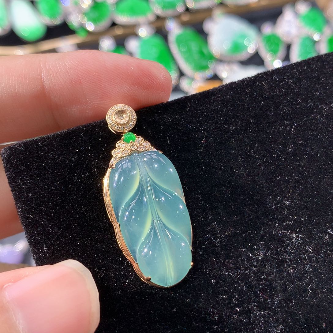 翡翠18K金镶嵌颈饰