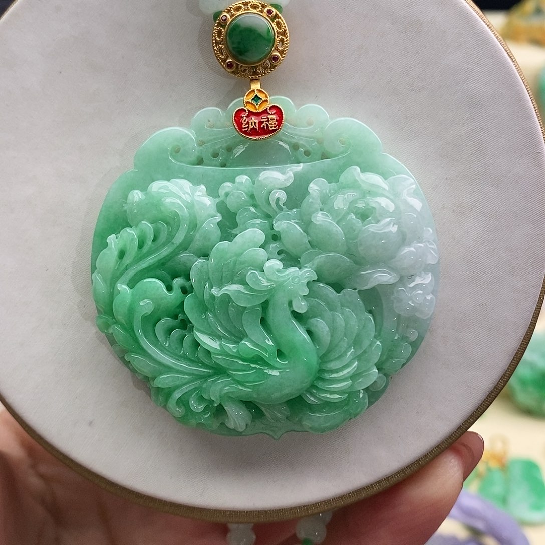 翡翠未镶嵌吊坠(赠链)