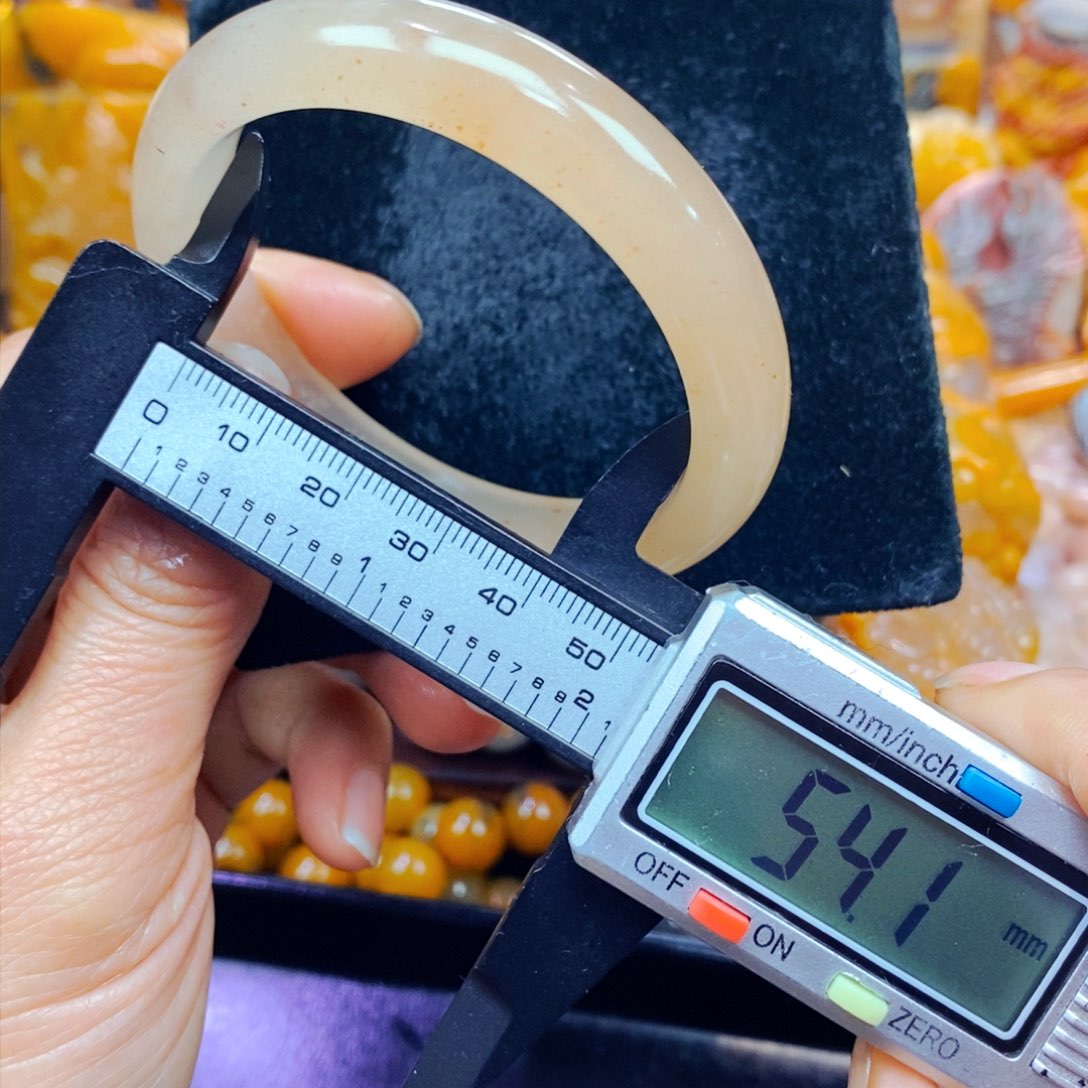 未镶嵌石英质玉（黄龙玉）颈饰