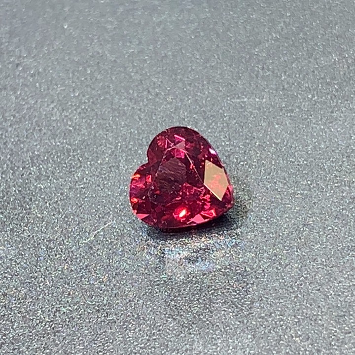 未镶嵌裸石石榴石松*3.475克拉