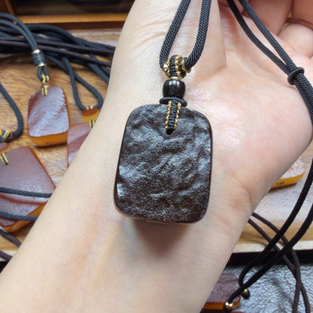 琥珀未镶嵌吊坠(赠链)