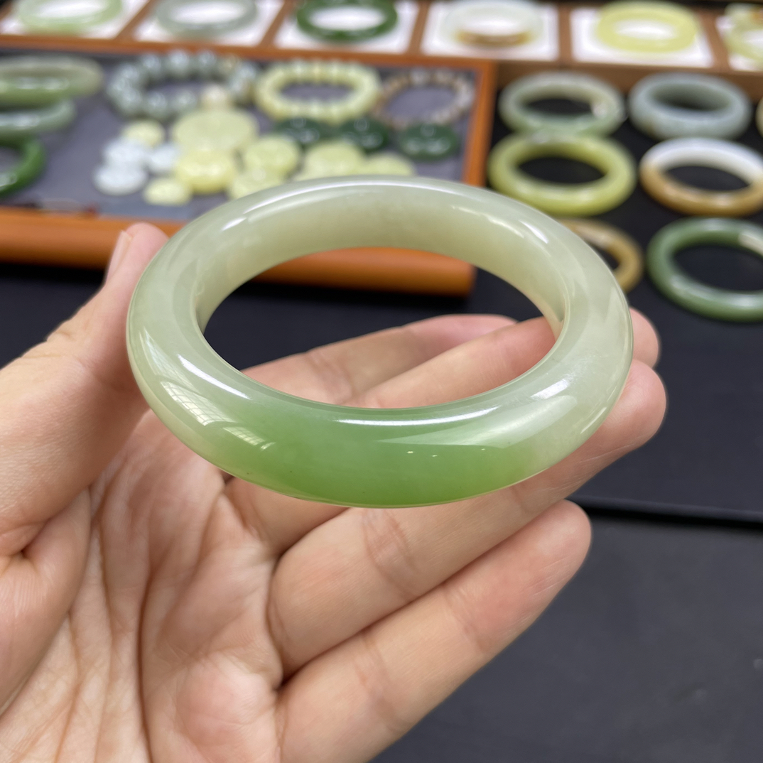 翠青手镯一口浓翠