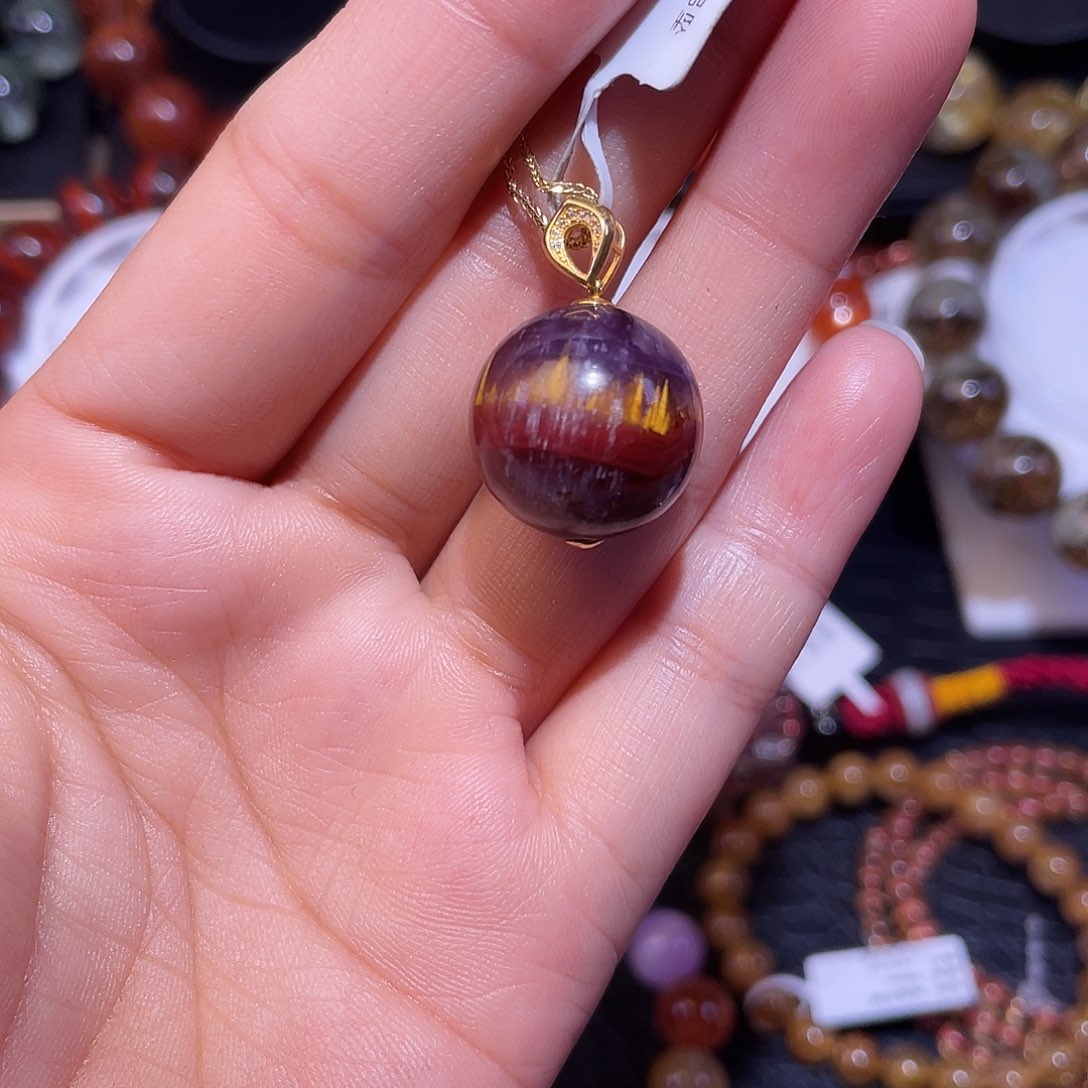 颈饰18K金镶嵌水晶极光吊坠