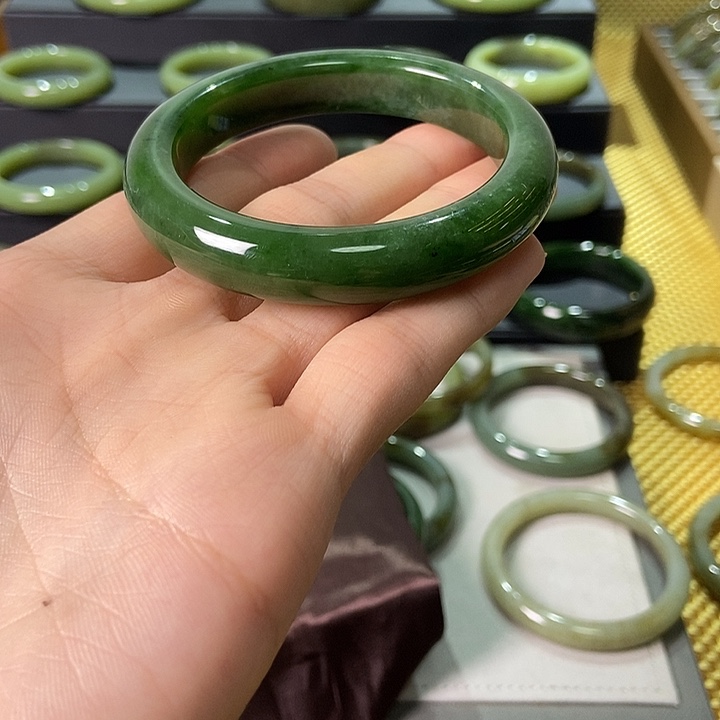 和田玉（碧玉）未镶嵌手镯
