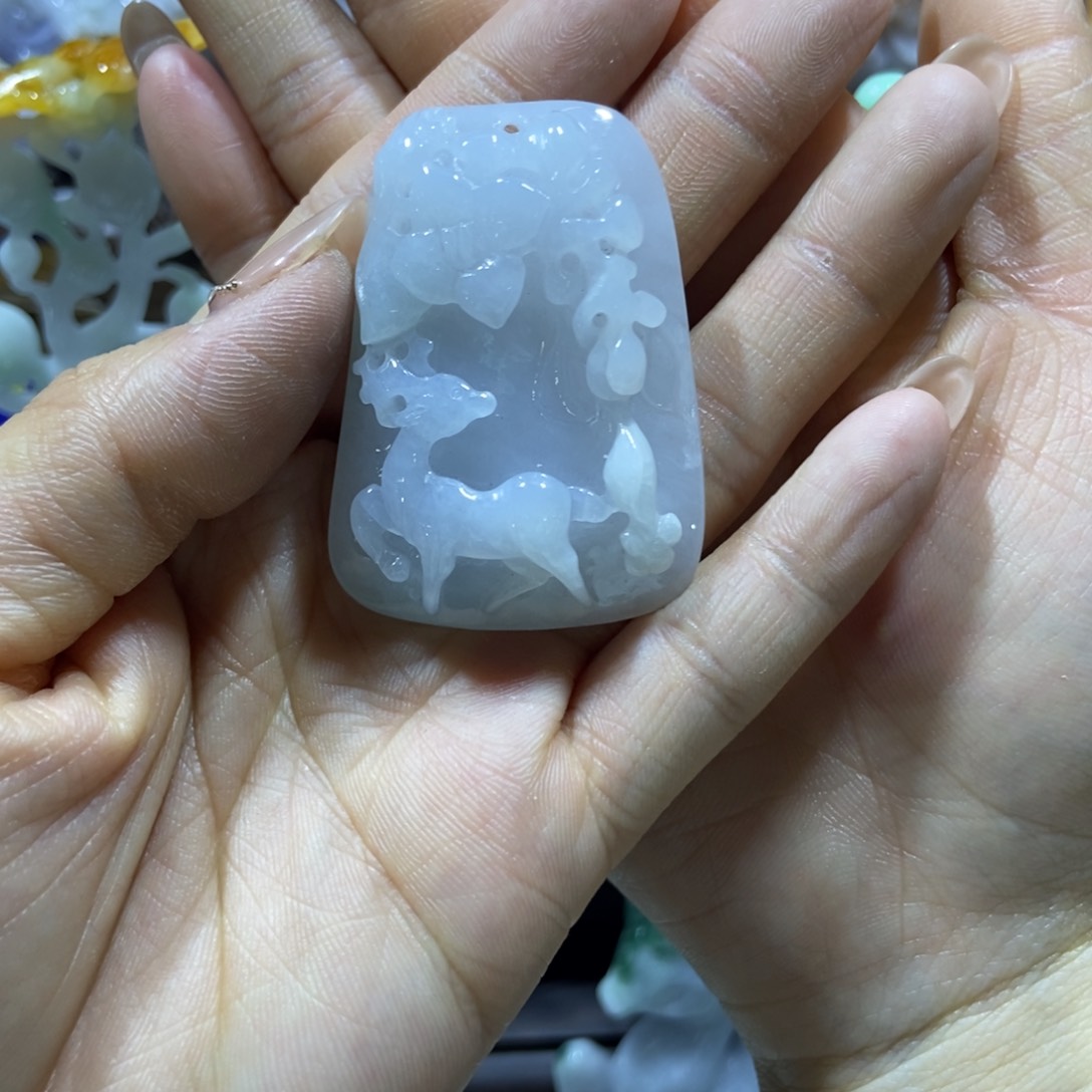 翡翠颈饰未镶嵌好看的翡翠鹿牌