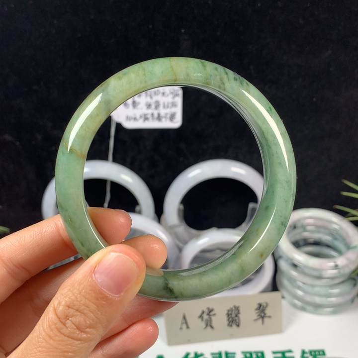 翡翠未镶嵌手镯31号。 60圈