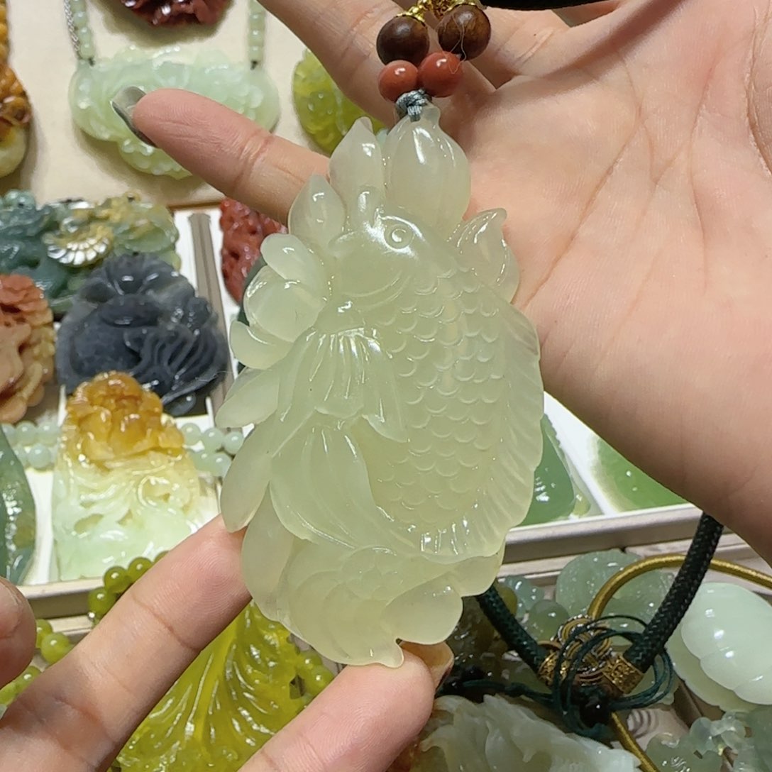 未镶嵌蛇纹石玉吊坠