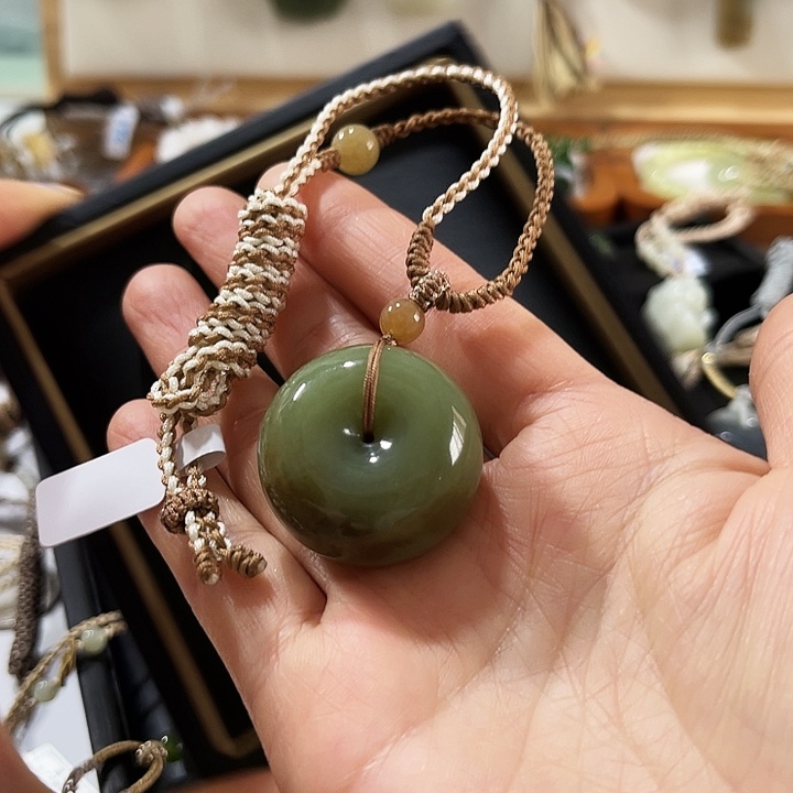 安***e和田玉未镶嵌颈饰