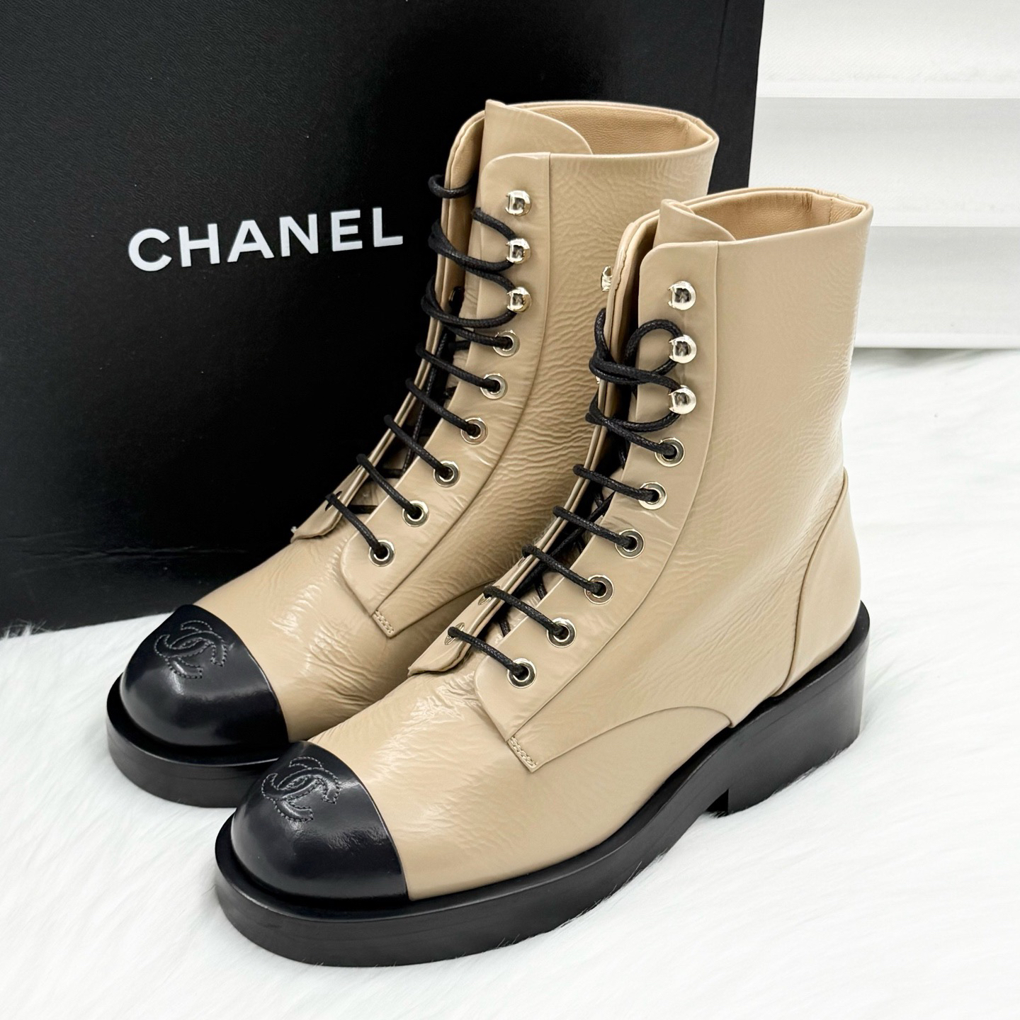 未使用 Chanel/香奈儿 米黑拼色双c马丁靴 36码 公价1.5w wz19