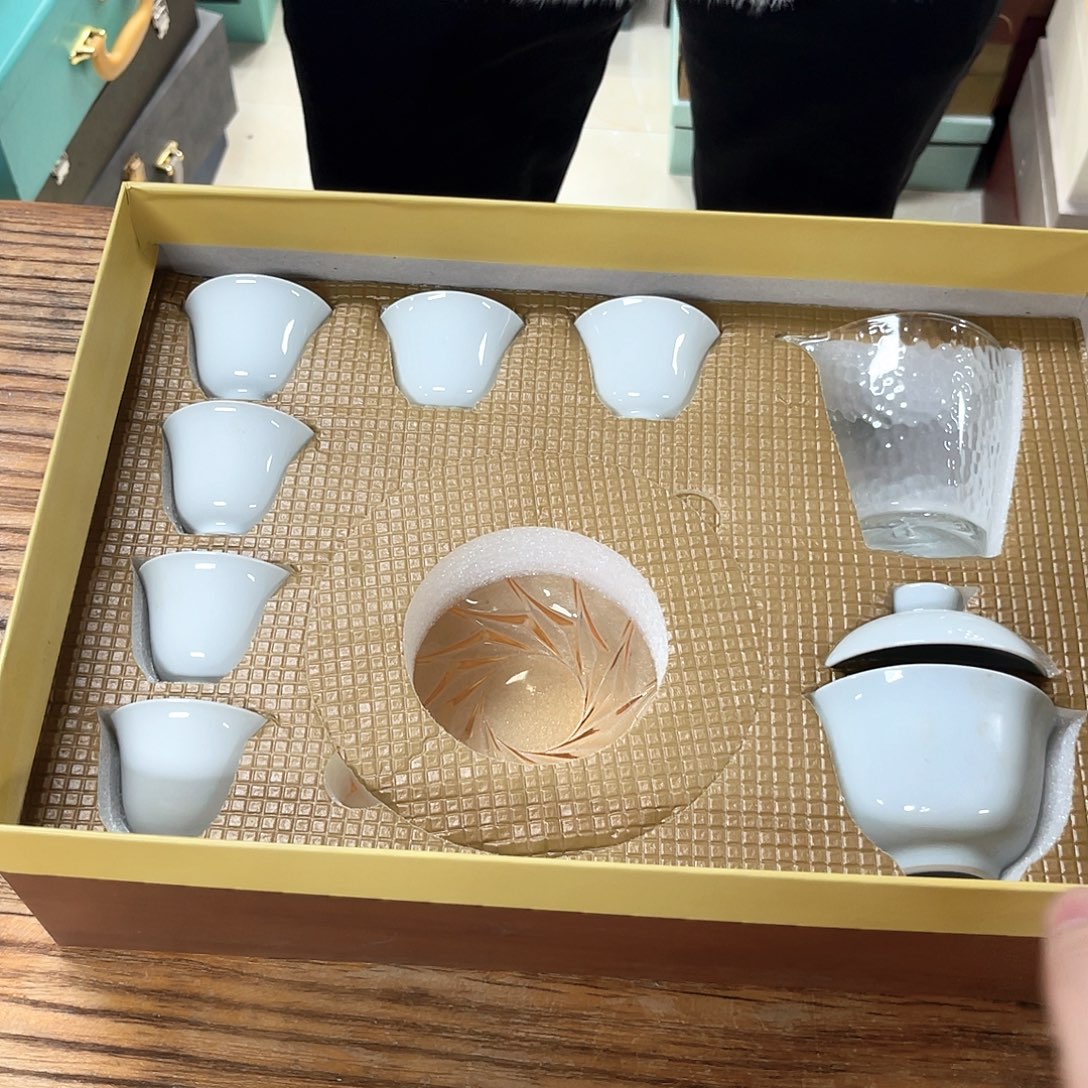 孤品茶具套装等。        