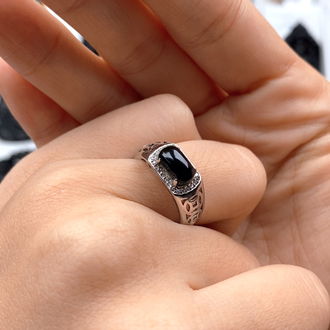 颈饰未镶嵌翡翠戒指