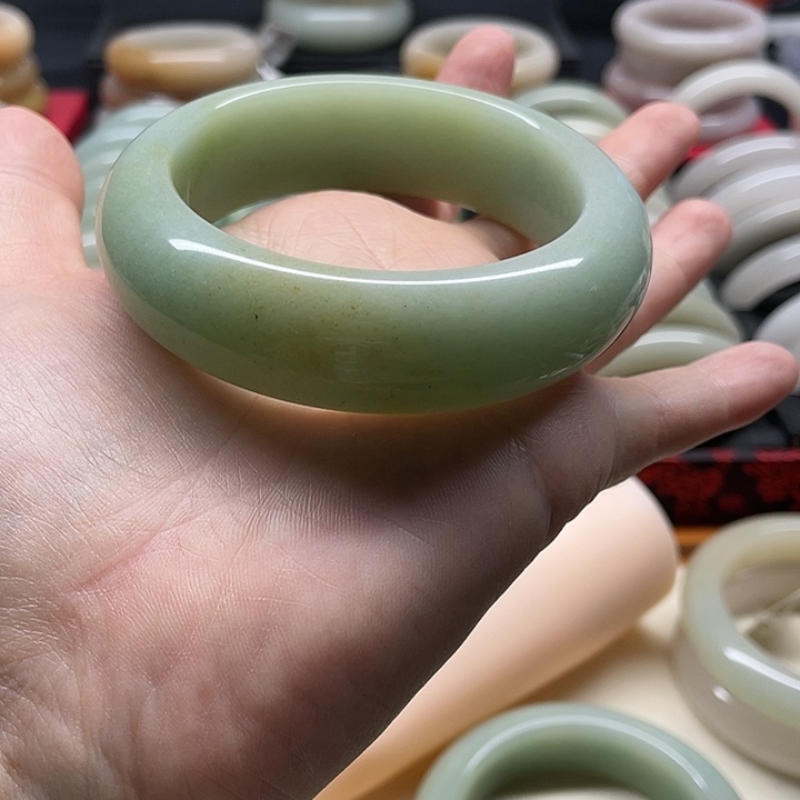 石英质玉合金经典时尚佘太玉镯