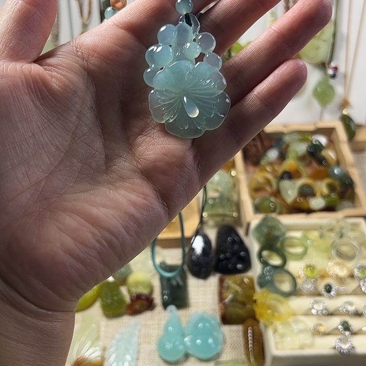 清****蛇纹石玉未镶嵌颈饰