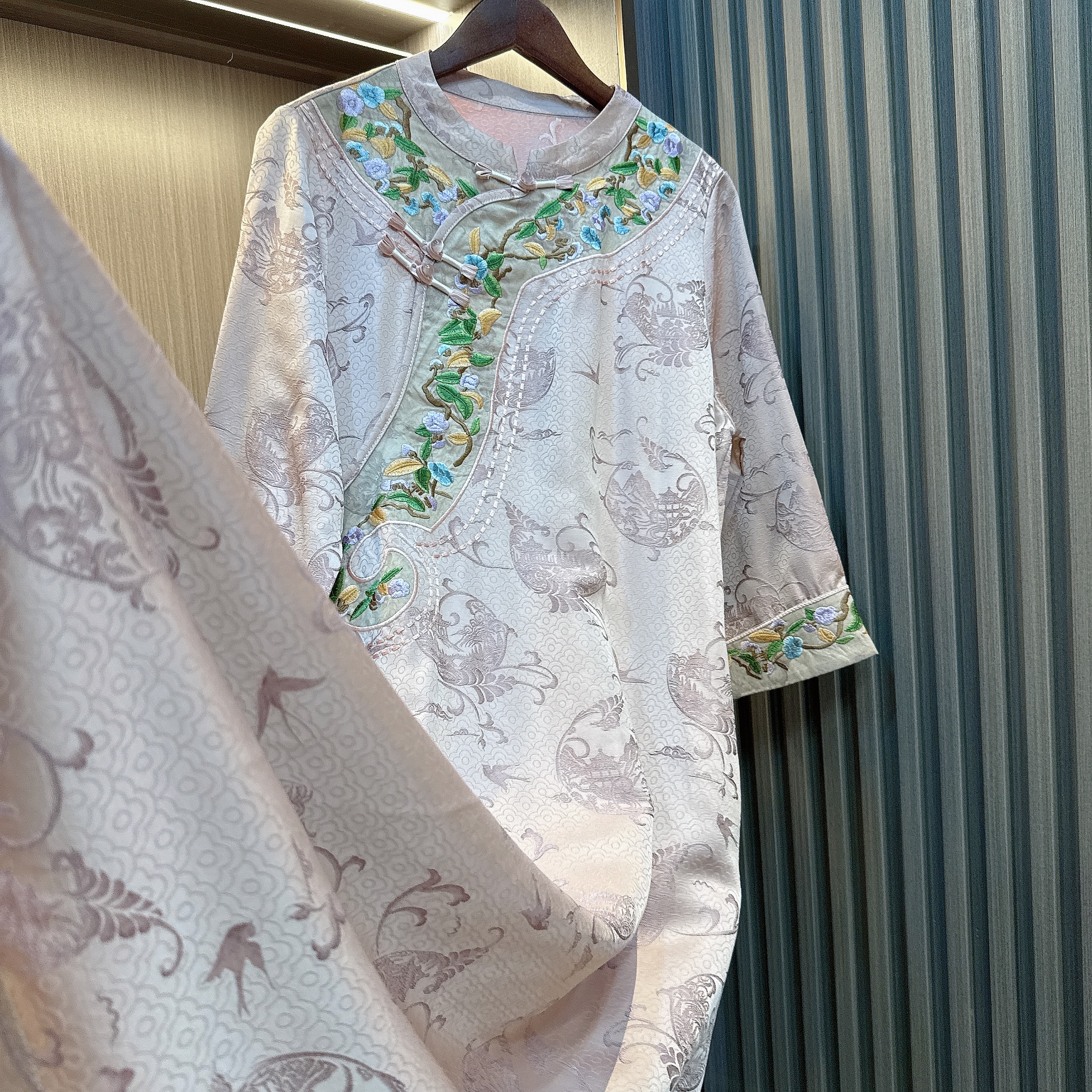 香韵-国风刺绣中式立领斜襟连衣裙