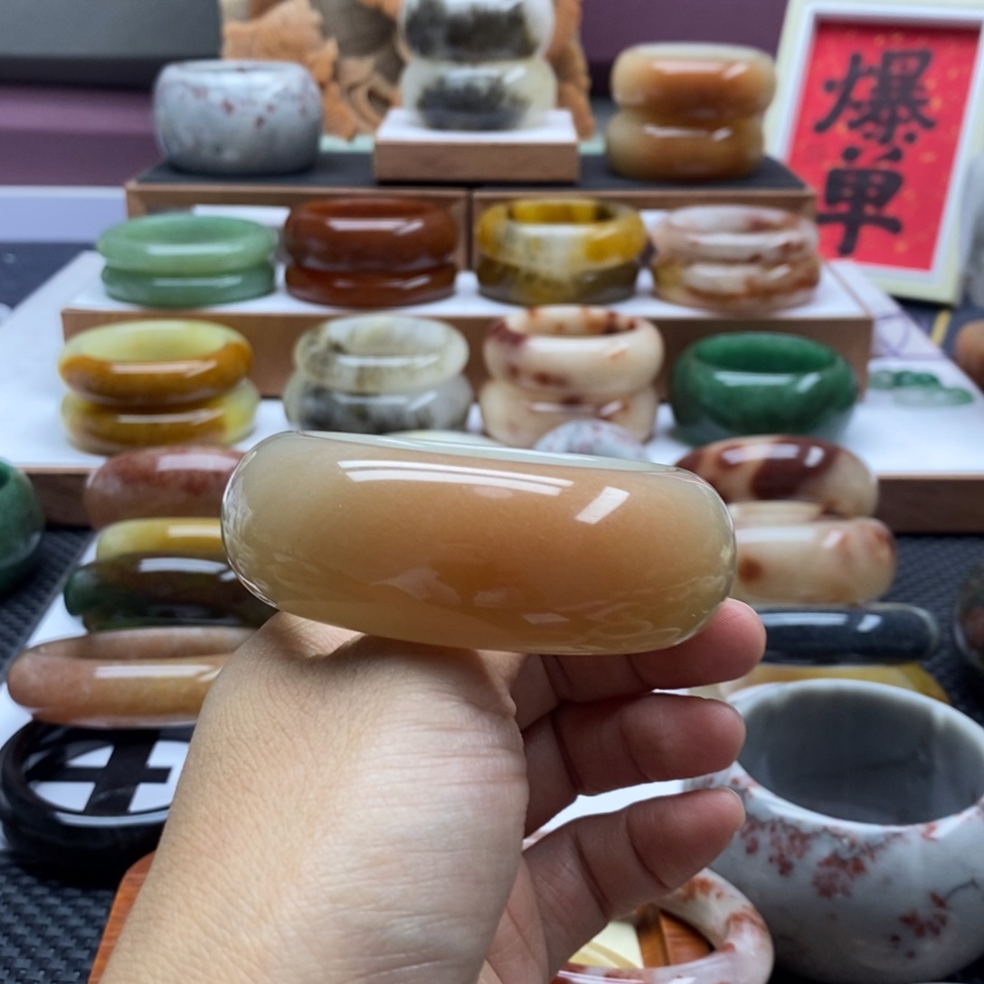 石英质玉手镯未镶嵌玫***?