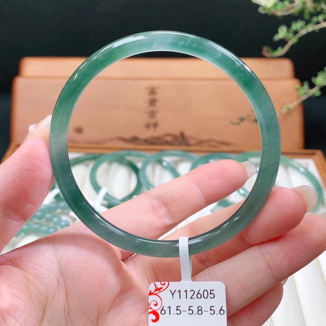 翡翠手镯未镶嵌天然