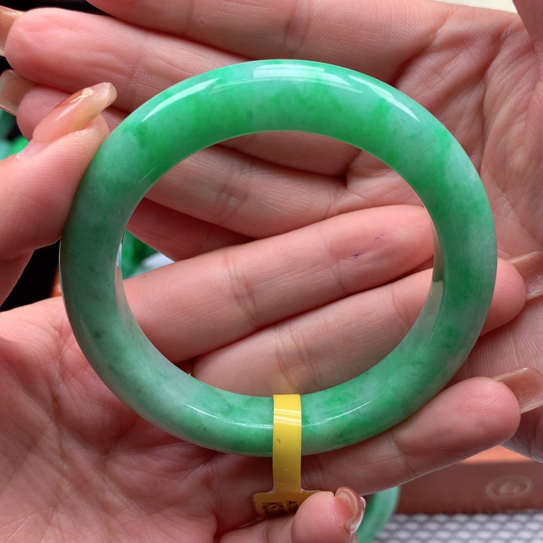 翡翠手镯未镶嵌翡翠