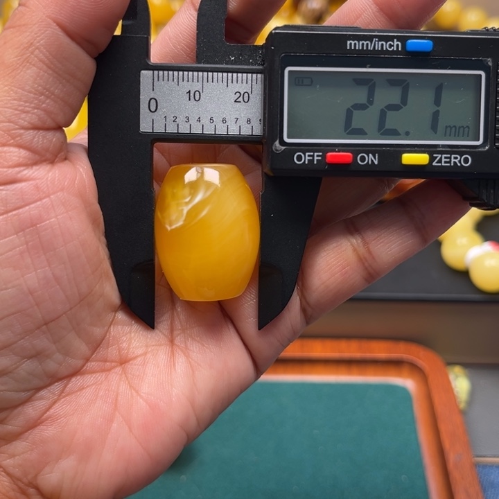 琥珀未镶嵌珠宝奇石M160号鸡油红