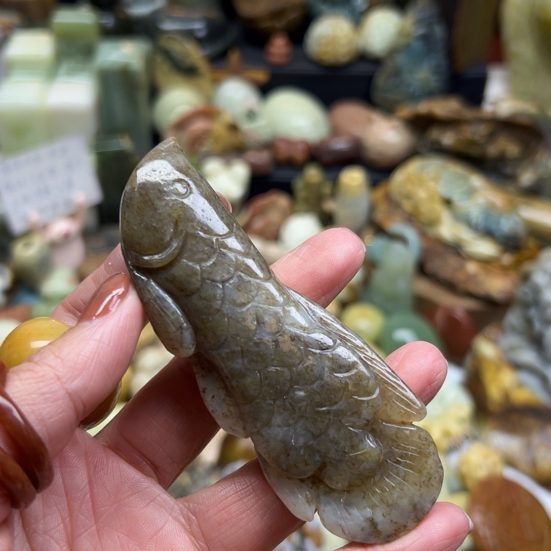 阳***颜岫岩老玉（透闪石质玉）未镶嵌颈饰老玉糖鱼