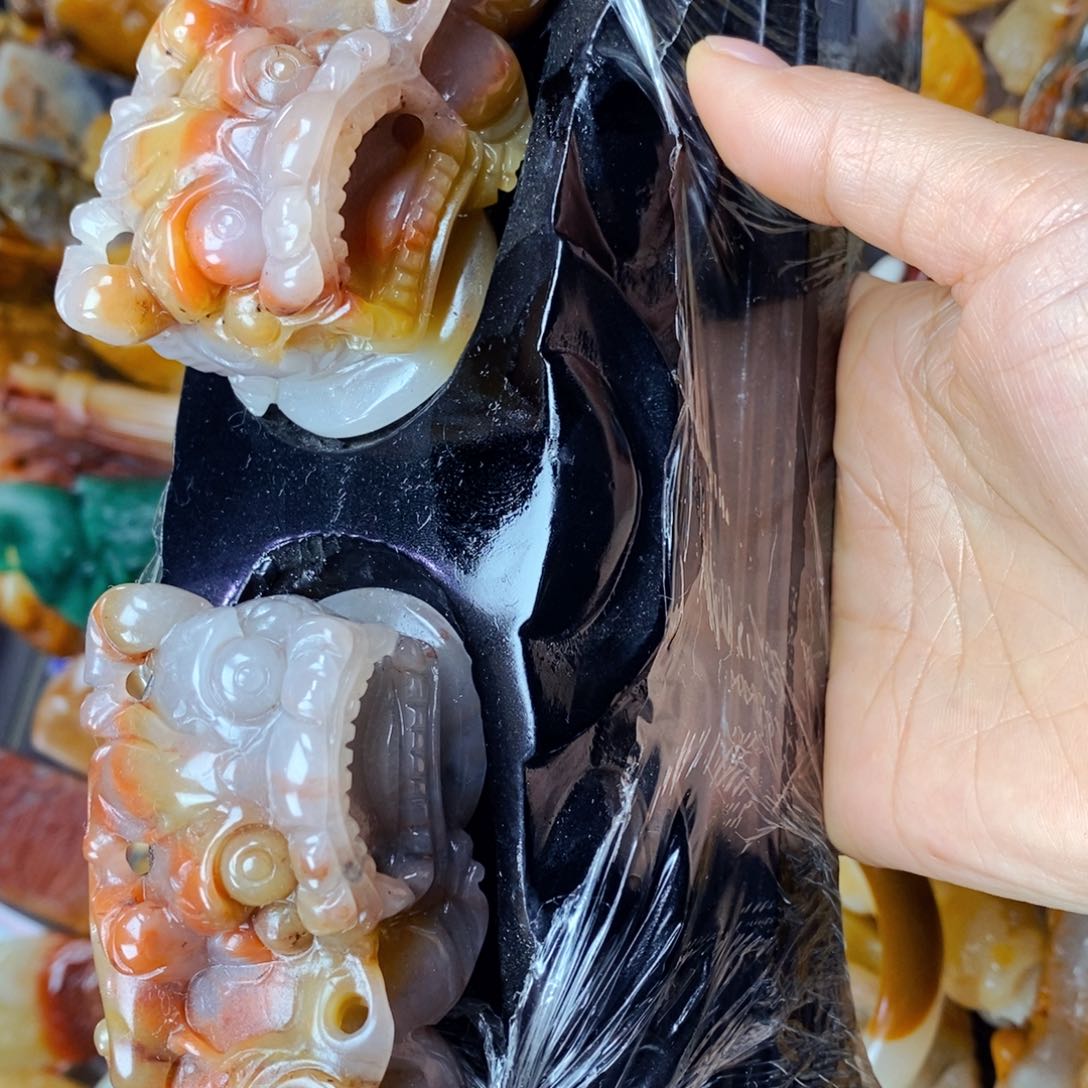石英质玉（黄龙玉）颈饰未镶嵌