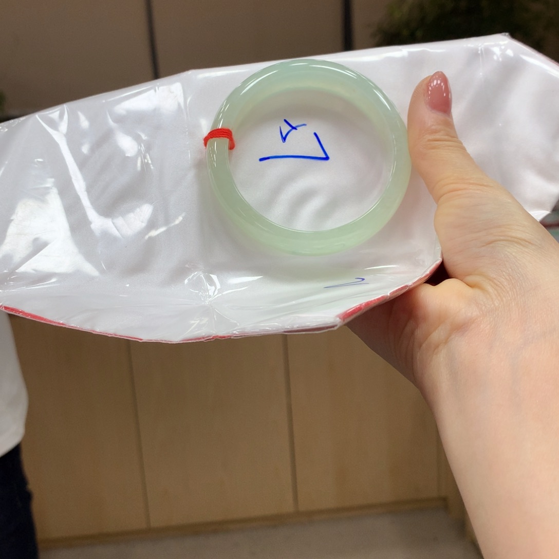 翡翠手镯未镶嵌不退不换