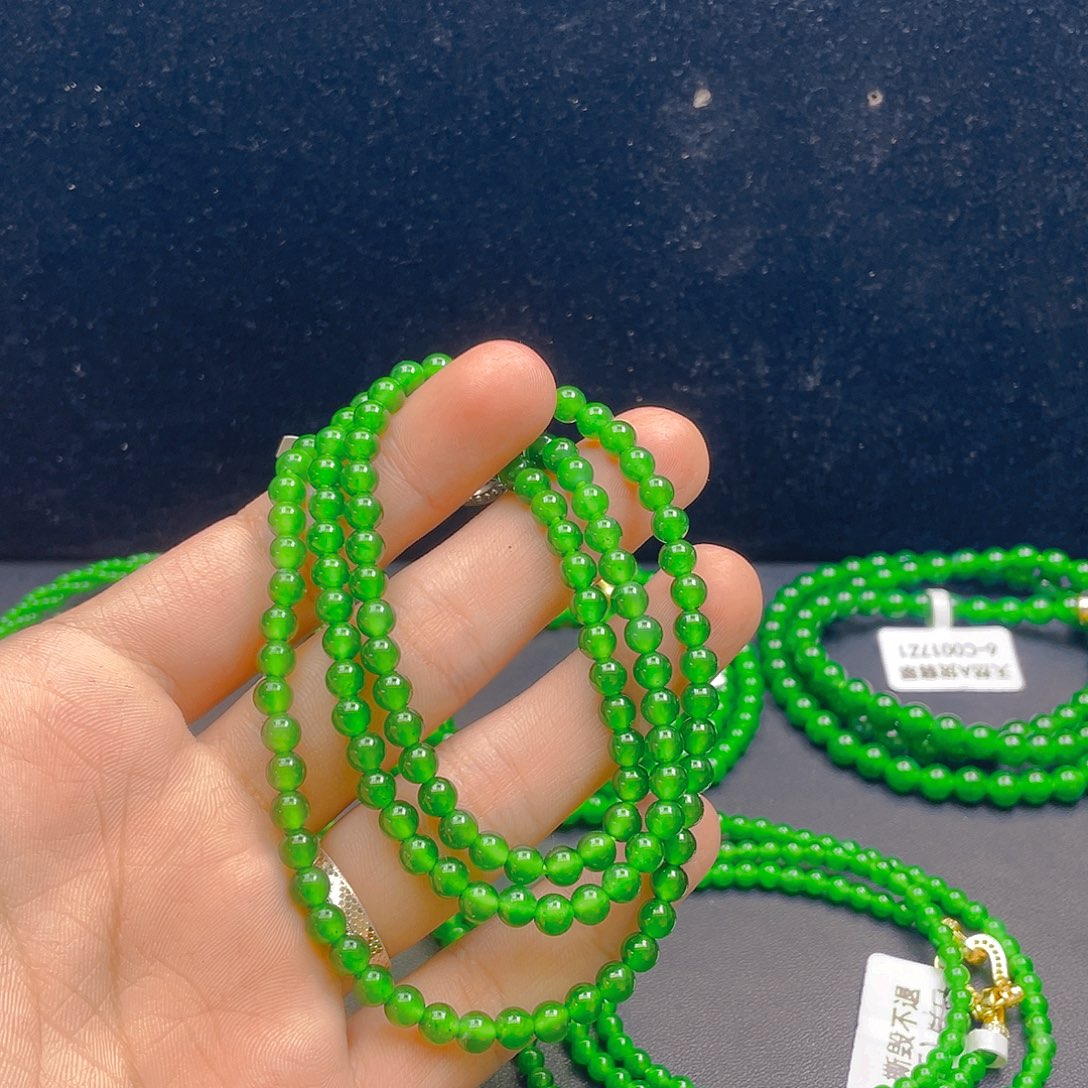 翡翠未镶嵌颈饰      