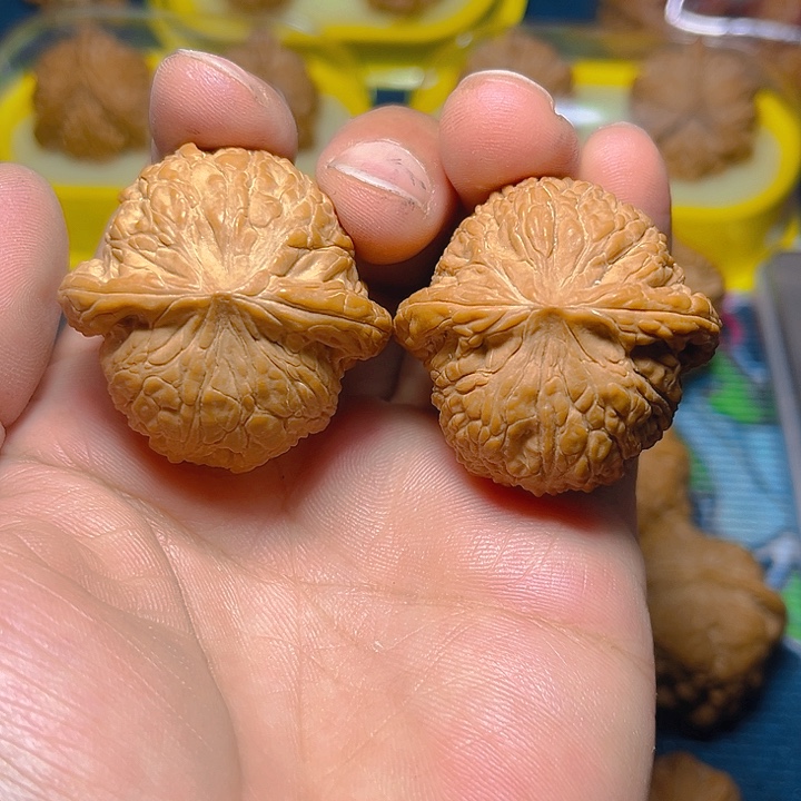 文玩核桃吊坠绣球