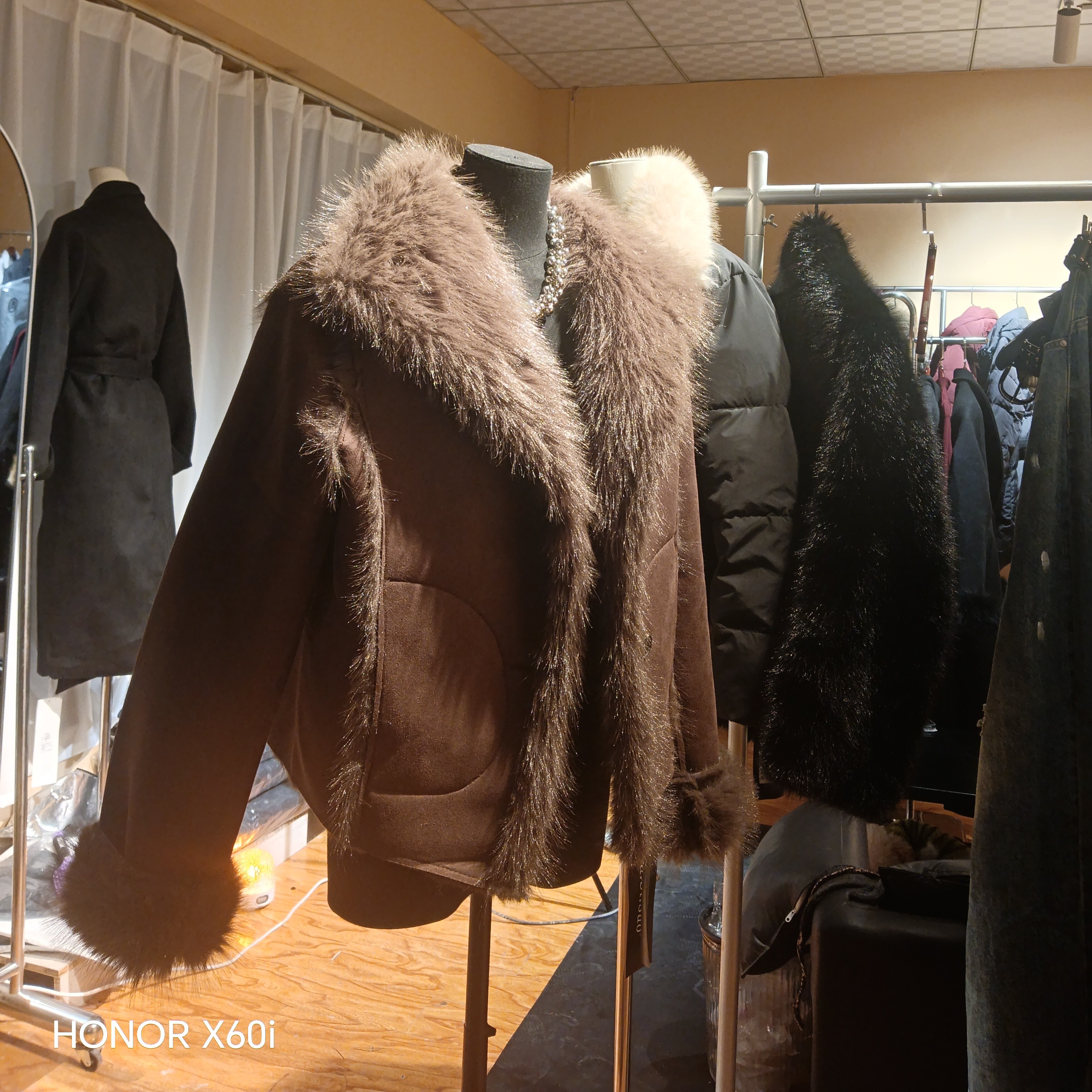 冬季短款连帽大毛领收腰白鸭绒加厚保暖韩版显瘦百搭皮草女