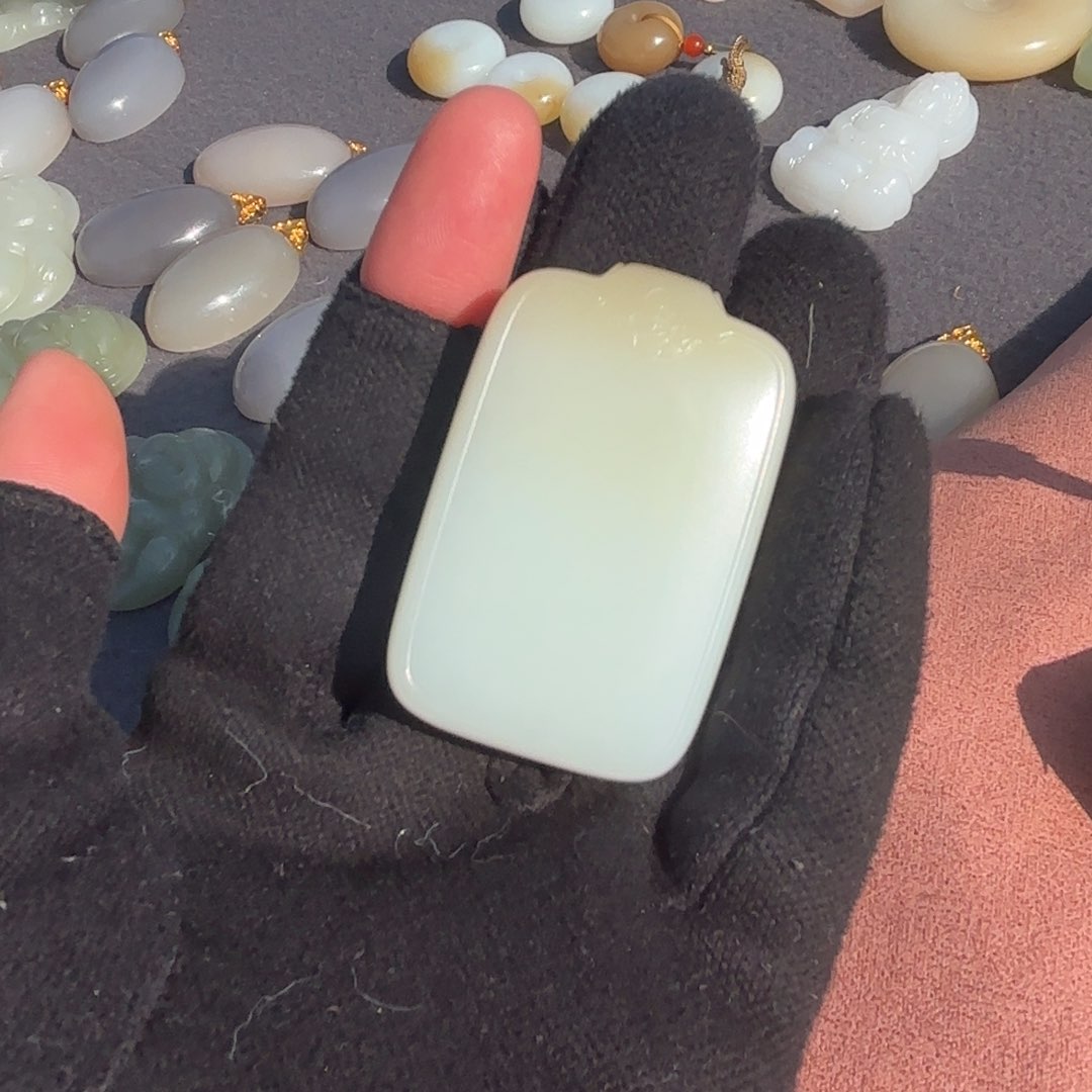 和田玉颈饰未镶嵌西**人