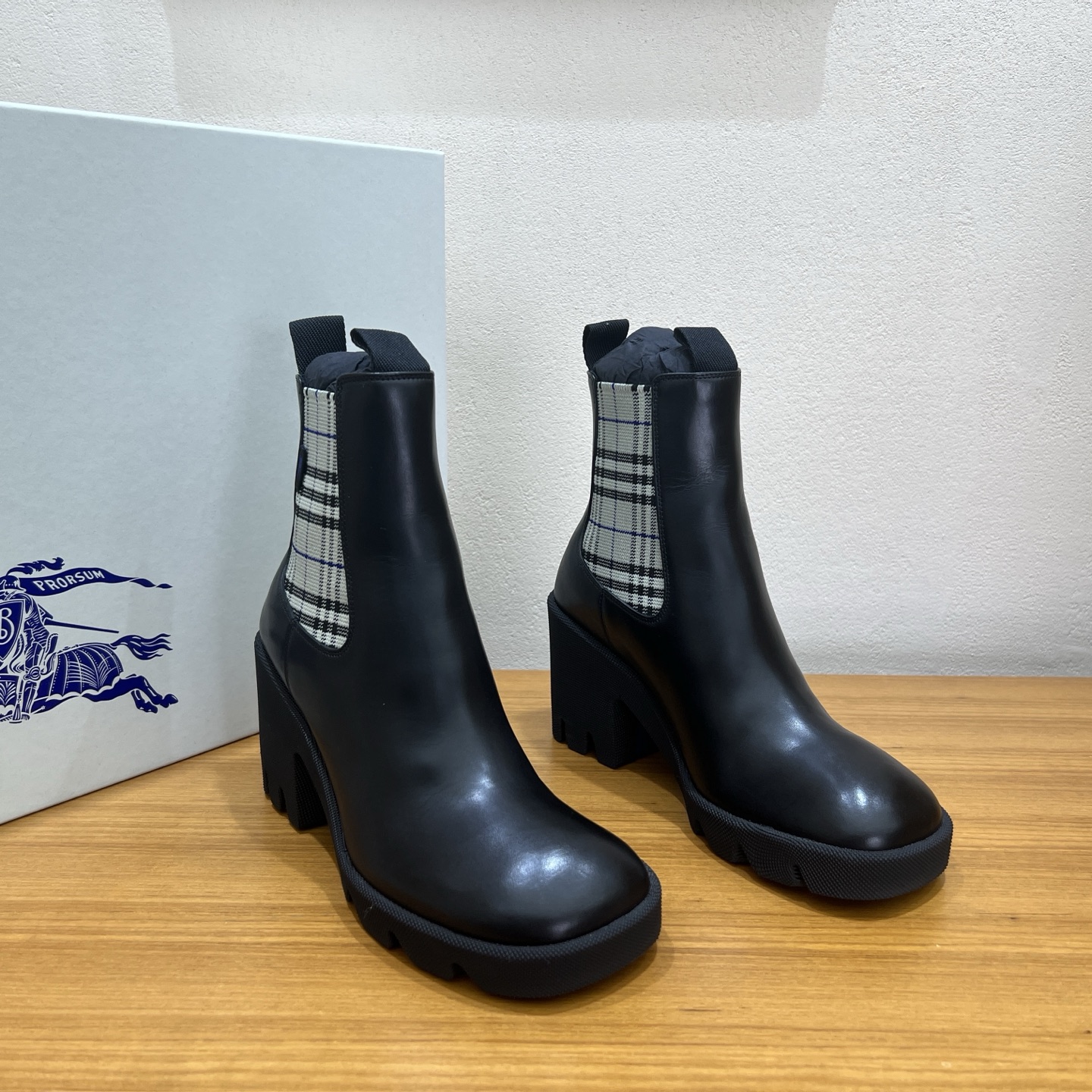 未使用 BURBERRY/博柏利 女士经典格纹高跟短靴 ZYWBO20002