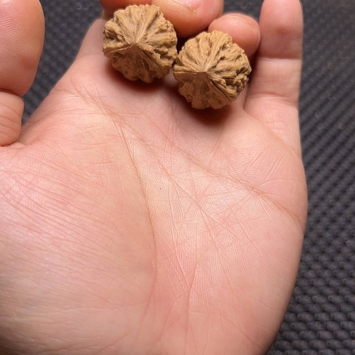 文玩核桃吊坠三棱