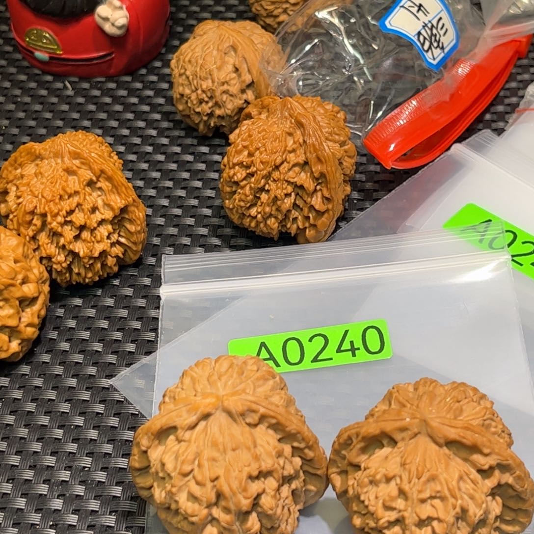 文玩核桃吊坠43白狮子