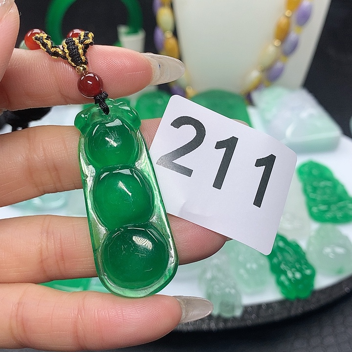 翡翠吊坠(赠链)未镶嵌