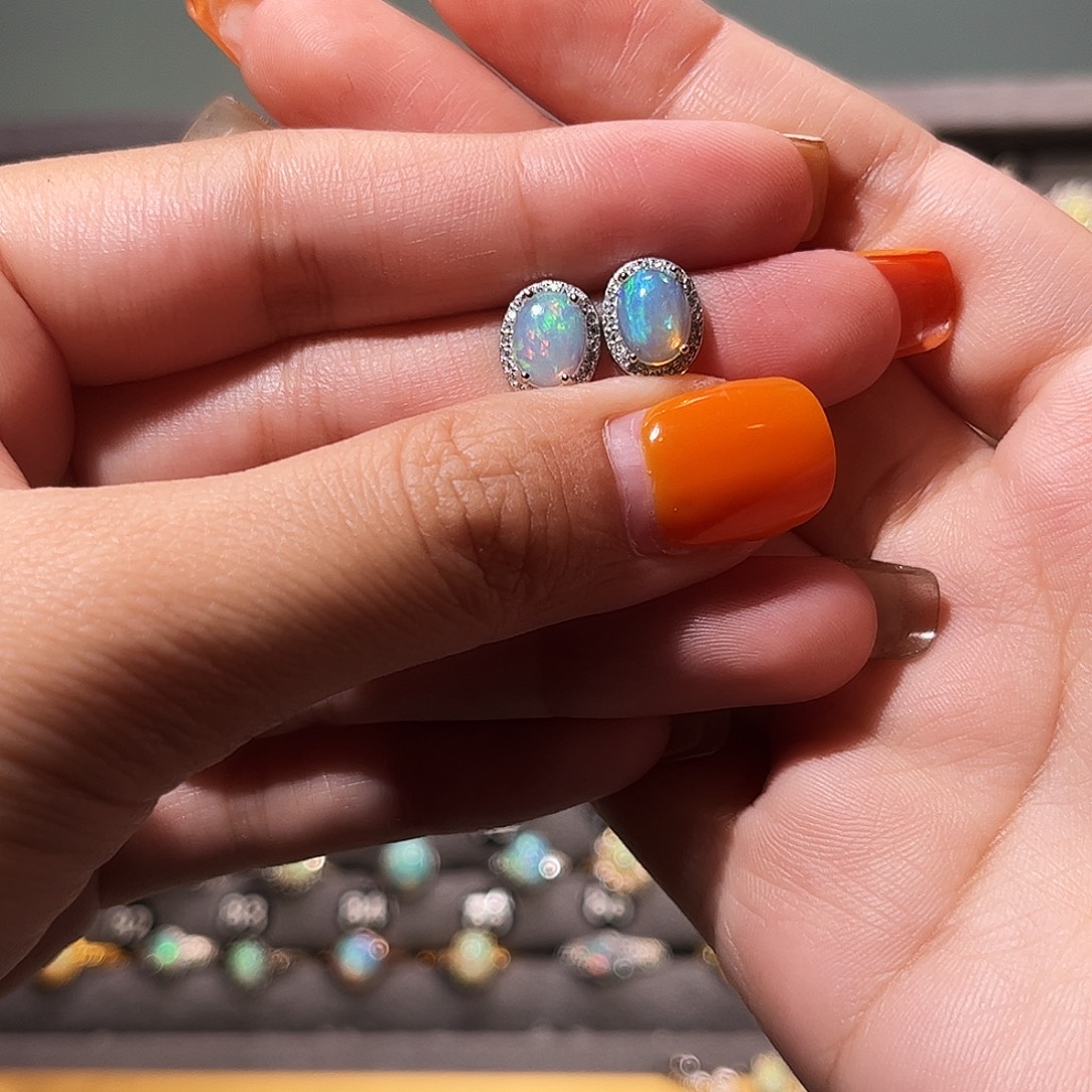 银S925镶嵌欧泊耳钉）