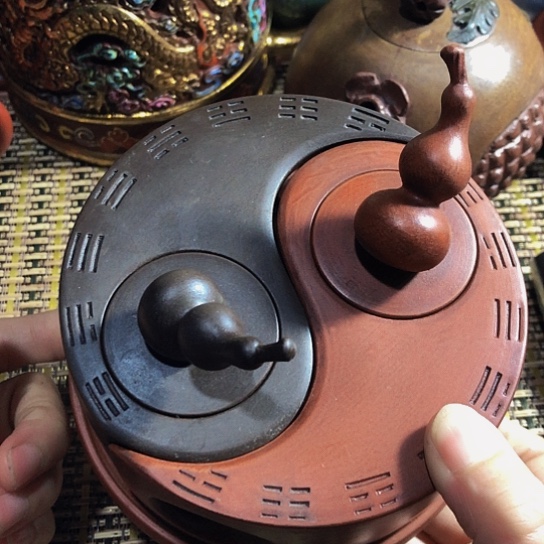 紫砂茶壶原矿泥料手工制作的紫砂壶。