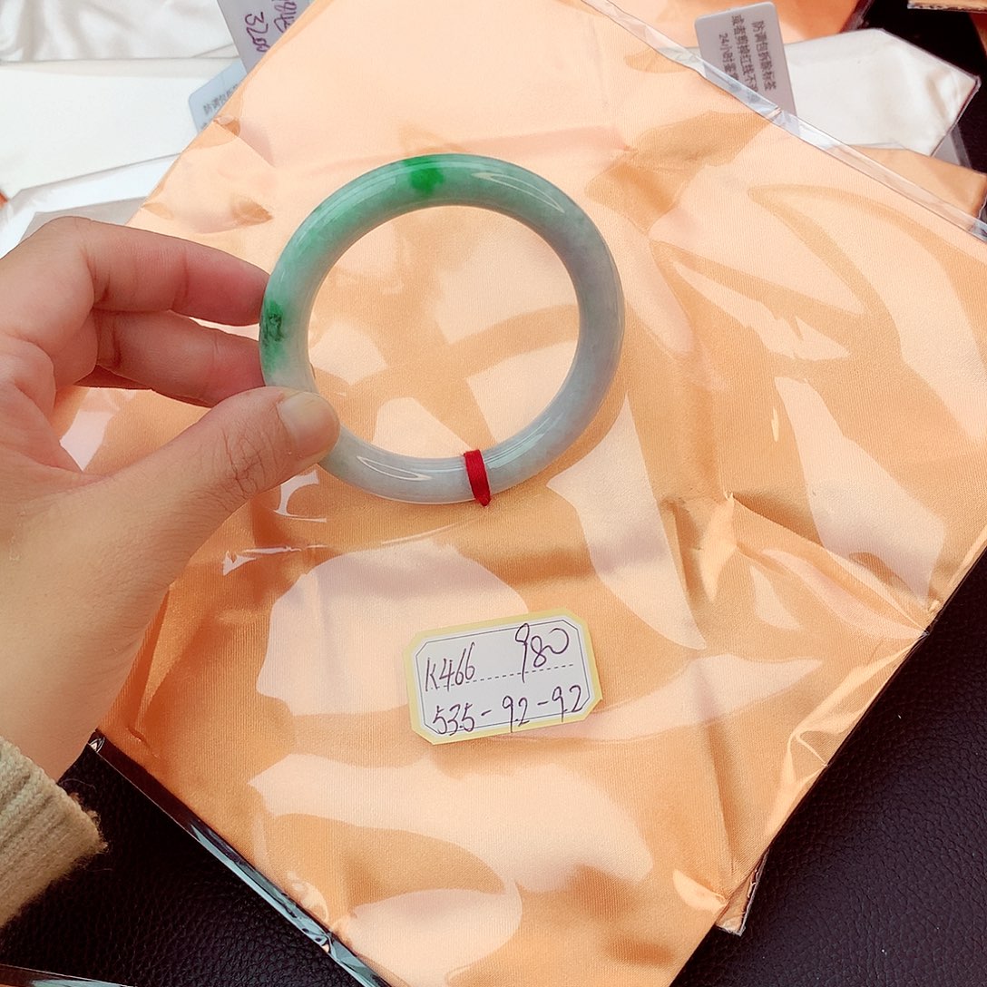 翡翠手镯未镶嵌翡翠