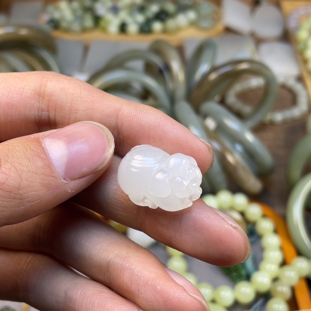 和田玉颈饰未镶嵌高冰白小猪吊坠