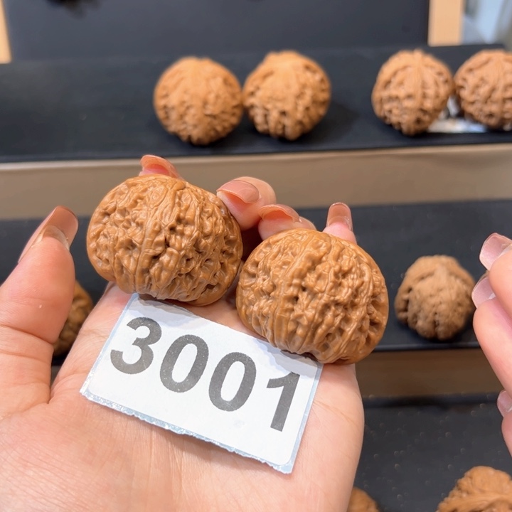 吊坠桃核白狮子文玩核桃