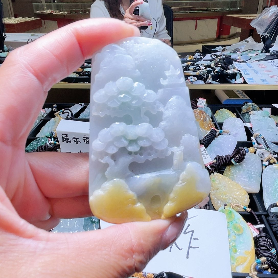 翡翠未镶嵌颈饰一个