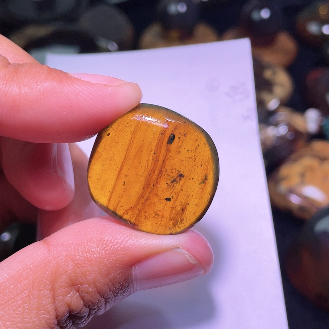 琥珀裸石未镶嵌，